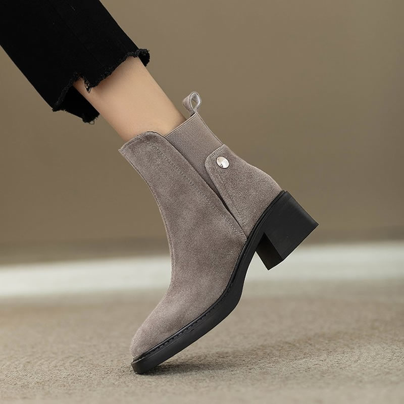 Women'S Fashion Trends Autumn 2025 - Замшевые женские ботильоны на массивном каблуке,